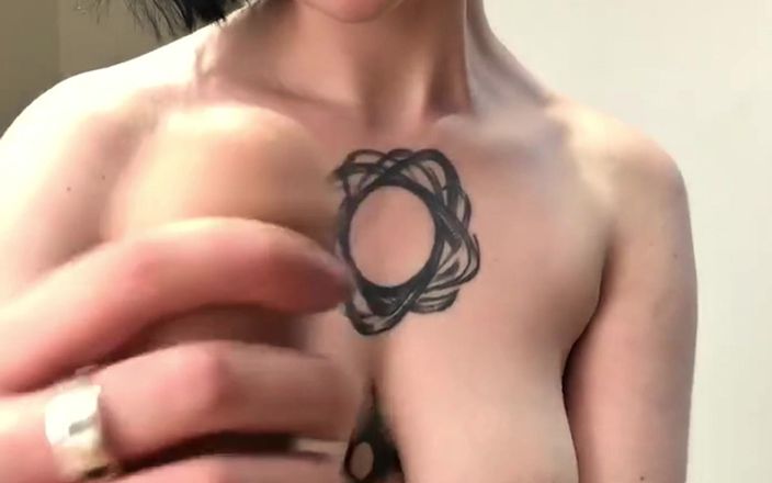 SynergyVibe: Dítě nepovažuje za podvádění, když saje gumové dildo a honí...