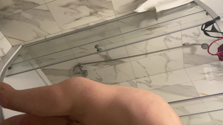 Barti Rede: Joven en hotel se pone la polla dura y se...