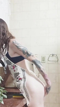 Trans huisvrouw komt klaar in de keuken