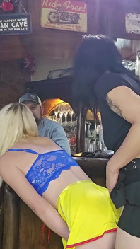 Dívky šukají s bezpínákem, zatímco se díváme