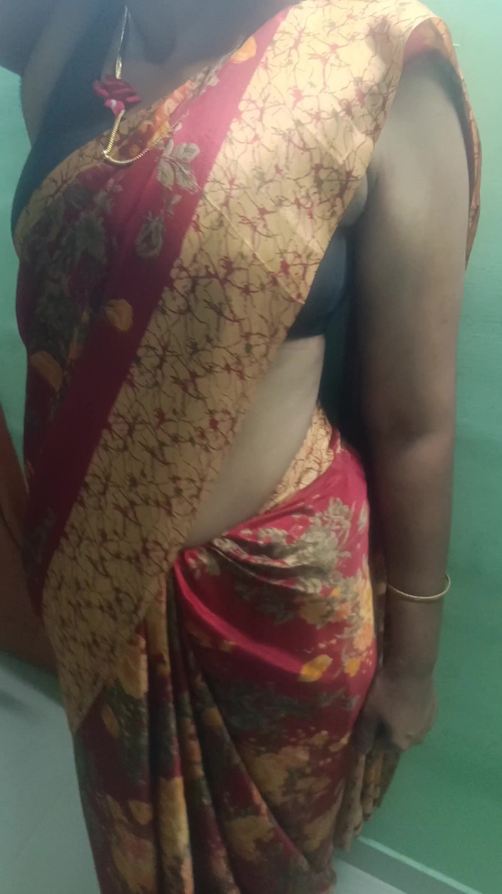 Inba: Chennai College Lärare Saree Slipningsromans i Pensionat