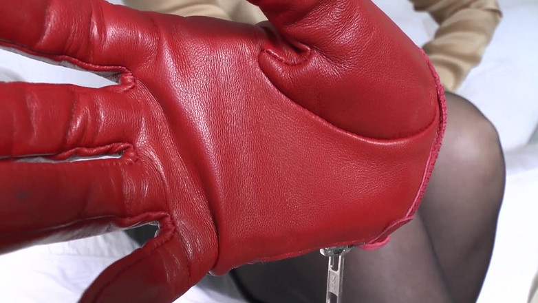 Lady Victoria Valente: Intenzivní čichání mých červených kožených rukavic, Lady Victoria Valente