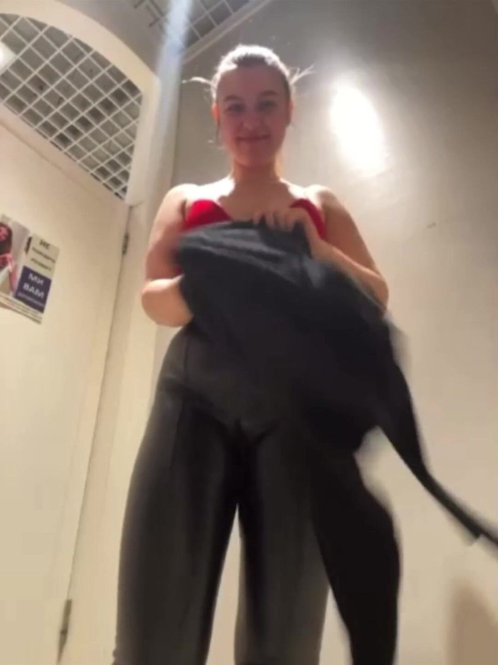 JuiceLussie: Dziewczyna w lateksie rucha się w szatni