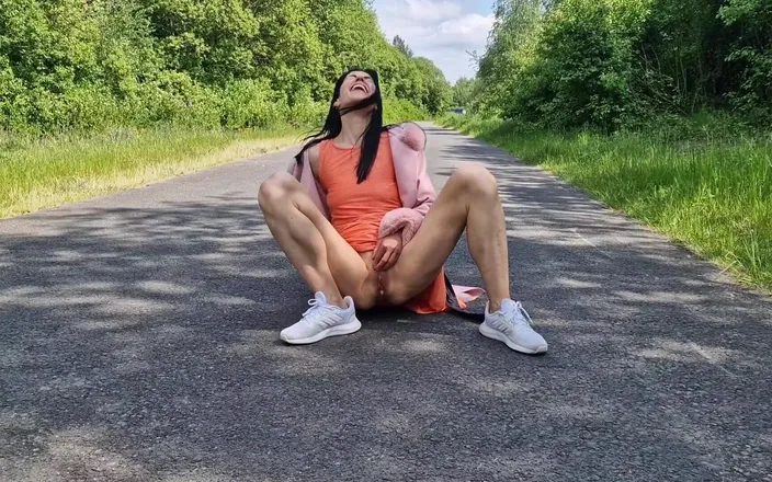 Nicky Brill: Nude Peeing