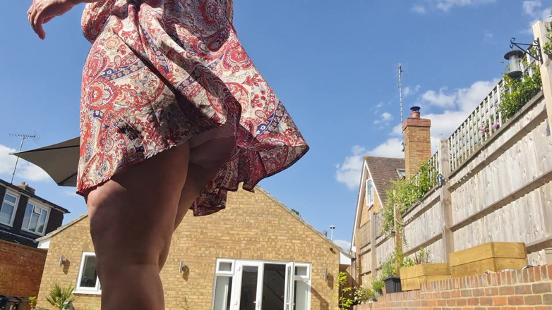 Uk Joolz: Khoe cái mông đó một lần nữa