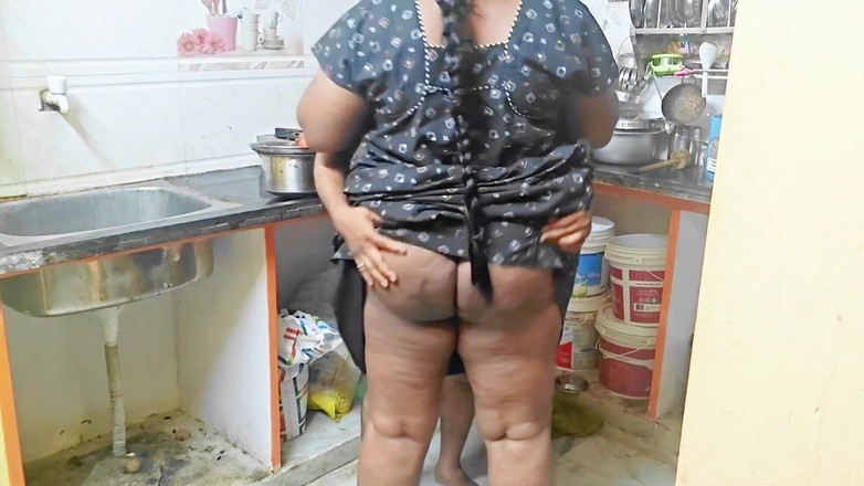 RoyToy: Дезі мачуха трахалася на кухні, я трахнув її, щоб здивувати, поки вона готує