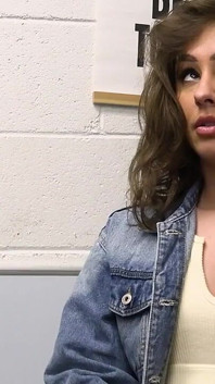 Calda teen desiderava ardentemente il cibo gratuito, ma la guardia di sicurezza stava desiderando un creampie