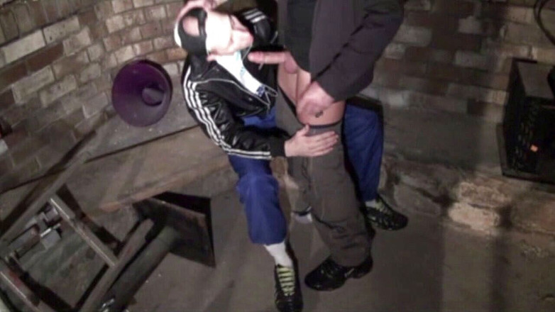 Sneaker Sex Kinky: Submissovaný k tenisce svého přítele