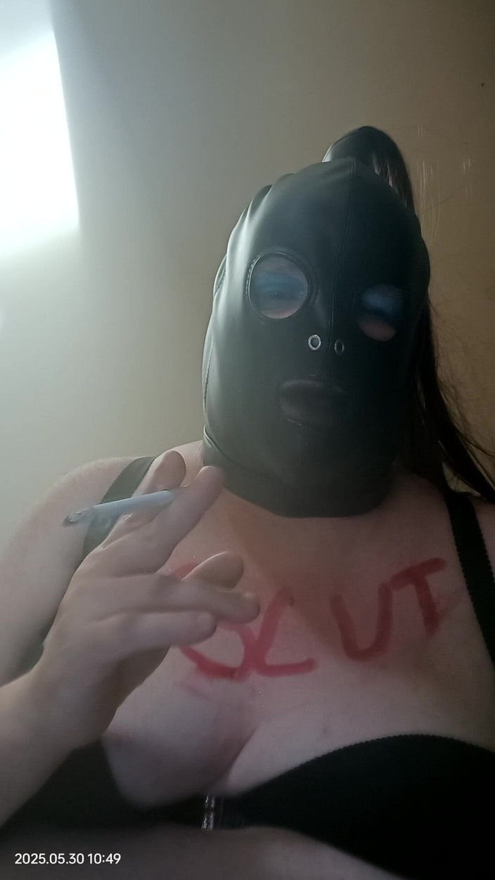 Stephanie-Nicole-TV: BBW TV röker och leker med en dildo