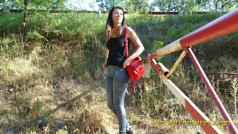 Pee Adventures: Yol kenarında idrar kesesini boşaltıyor