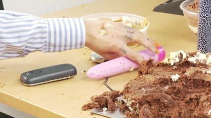 LesbianFantasies: A dos milfs cachondas les encanta jugar con la comida