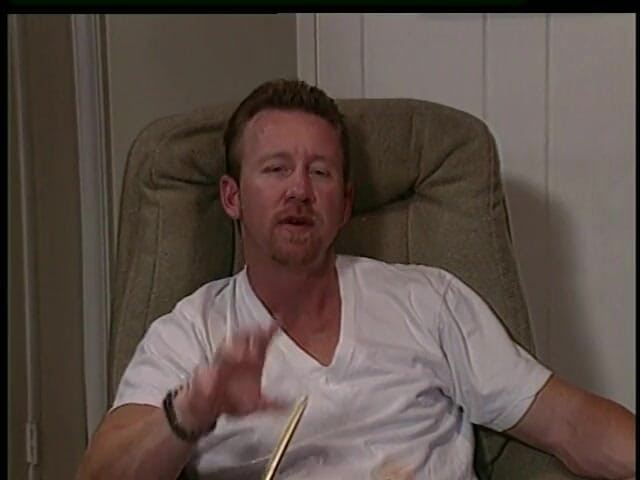 Hot Sex Party: Une superbe pute blonde suce deux bites et les prend à...