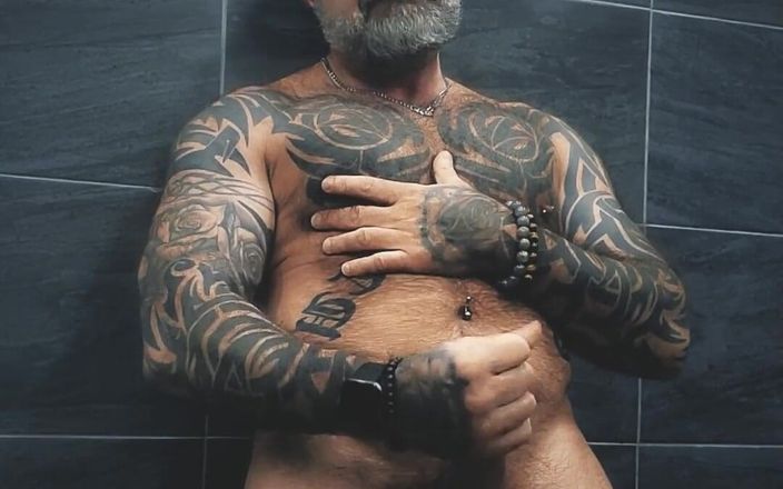 Marc Angelo: Mlácení koule před sprchou