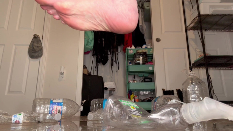 Peppermint Giantess: Wasserflasche zermalmt mit groÃŸen füßen der größe 16