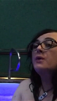 Divertimento solista nella vasca idromassaggio con la cream cake christi