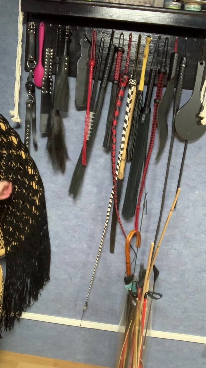 Maitresse Clara: मैं आपके लिए इस कालकोठरी के दरवाजे खोलता हूं