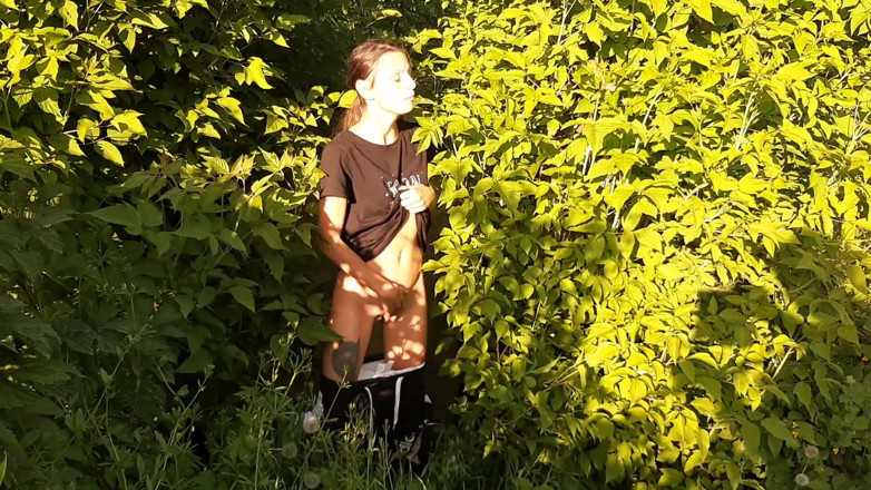 Lesbian-candys: Ryzykowna kobieca masturbacja na świeżym powietrzu w naturze