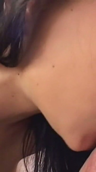 Brünette brünette milf in hitze wird hart geritten und ins gesicht gespritzt