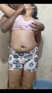Videoclip sexual cu cuplu indian sexy cu super-baie