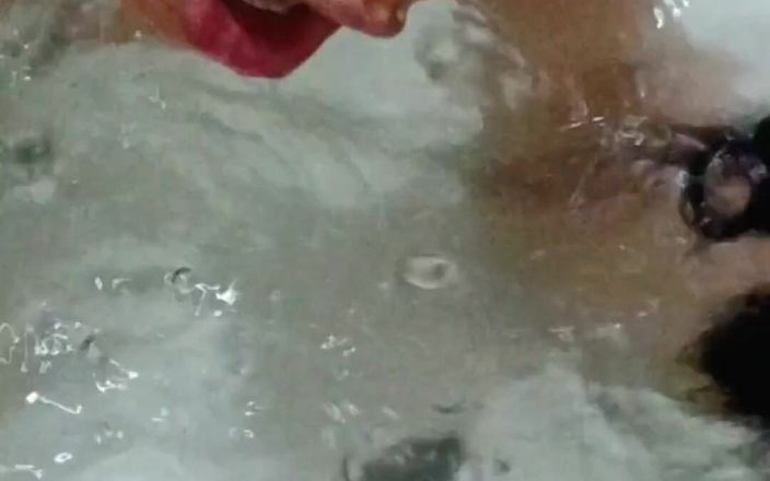 Anabel 693: 安娜在水下疯狂，大声音被听到