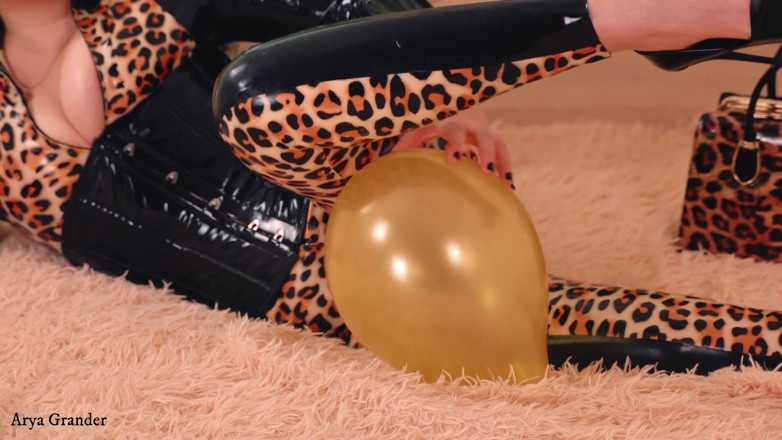Arya Grander: Terapie cu latex, fantezii că ești un balon cu aer