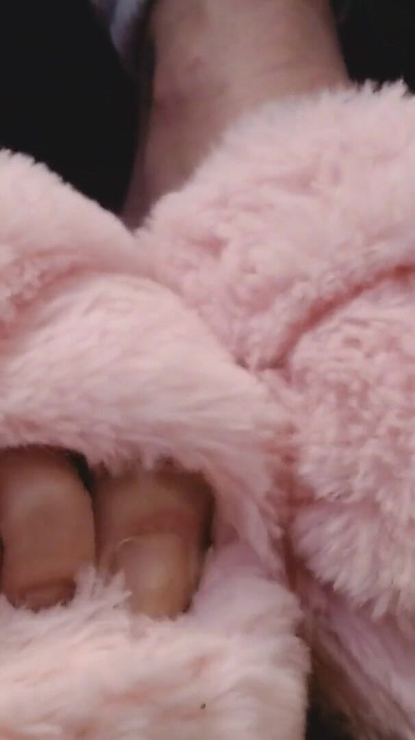 Toe Wiggling Pink Fuzzy Slippers (Abby Anna) Toe Wiggling Pink Fuzzy Slippers (Abby Anna)