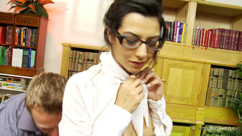 Teasing Angels: 孤独な本のサイン会の後、ブルネットは情熱的なセックスをして作家を慰めます