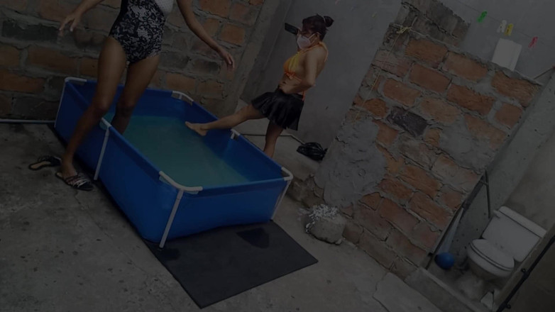 NEGRITA SEXY: Jiran saya berada di kolam yang memakai bikini yang sangat...