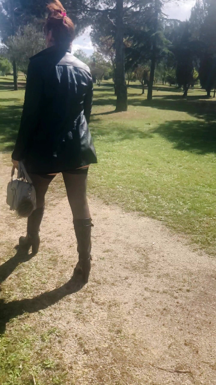 Lady Oups: Lady Oups blikající v kožené minisukni a punčochách