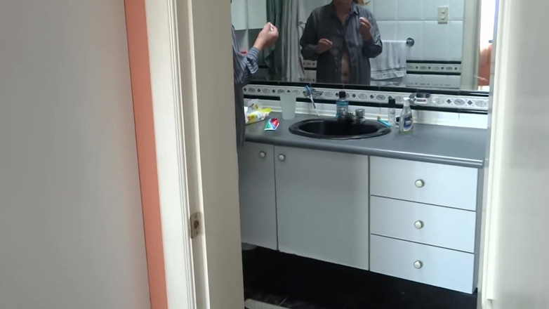 Ardientes69: 배다른 아들의 자지를 따먹는 걸 발견하고 청바지를 입고 엉덩이에 사정해버렸어