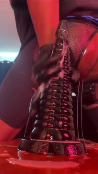 Lelaki Pondan Ternganga Lubang Dengan Dildo Berbentuk Kone