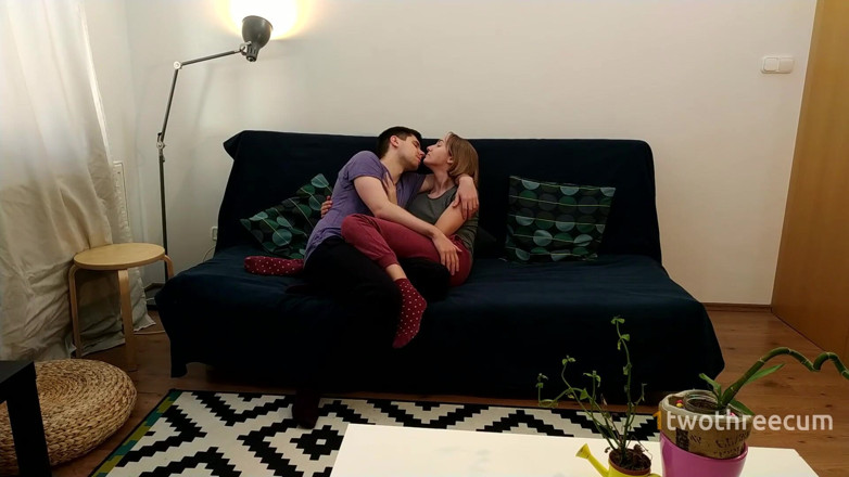 1twothreecum: Sahabat gadis mencoba pose kama sutra yang paling nyaman