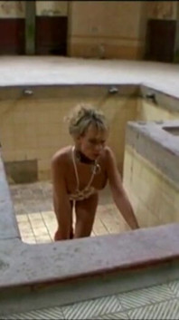 Une blonde à gros nichons se fait pincer la chatte