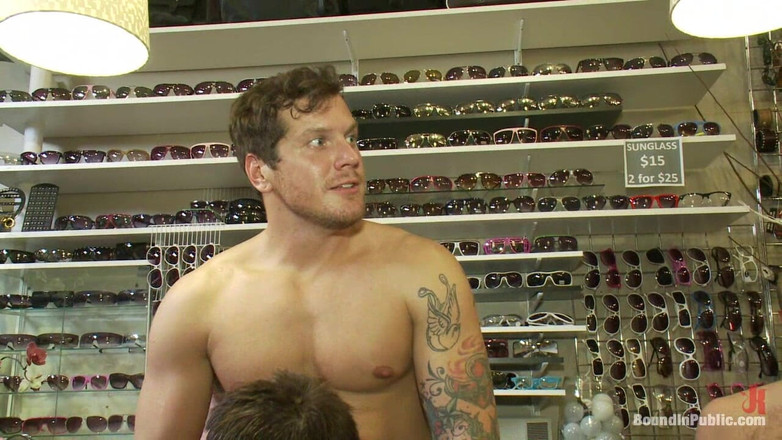 Bound in public: Un étalon coquin se fait baiser dans un magasin de vêtements