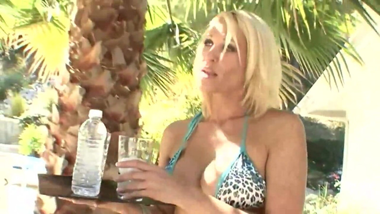 Hot Lesbians X: 오데트 델라크루아에게 유혹당하는 금발의 Ava Delane