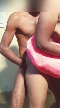 Une femme desi à gros cul chevauche et se fait baiser en levrette
