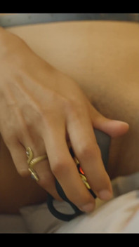 Popadnu mísu ovoce a vyrazím k hotelovému bazénu.