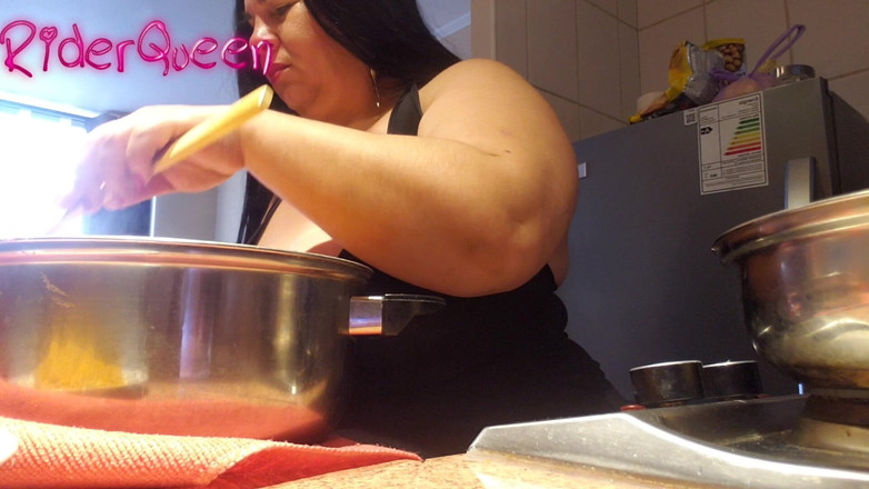 Riderqueen BBW Step Mom Latina Ebony: 熟女独自在厨房里