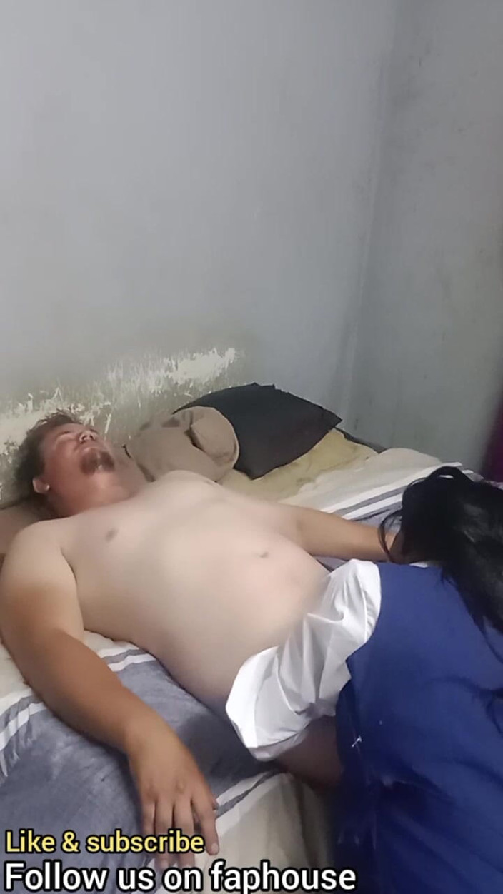 hothouse18xxx: Gorąca czarna 18-letnia uczennica ssie białe tatusii kutasy