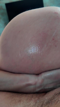 Ett riktigt svek! Denna heta milf har aldrig knullat så grovt med en främlings knytnäve förut