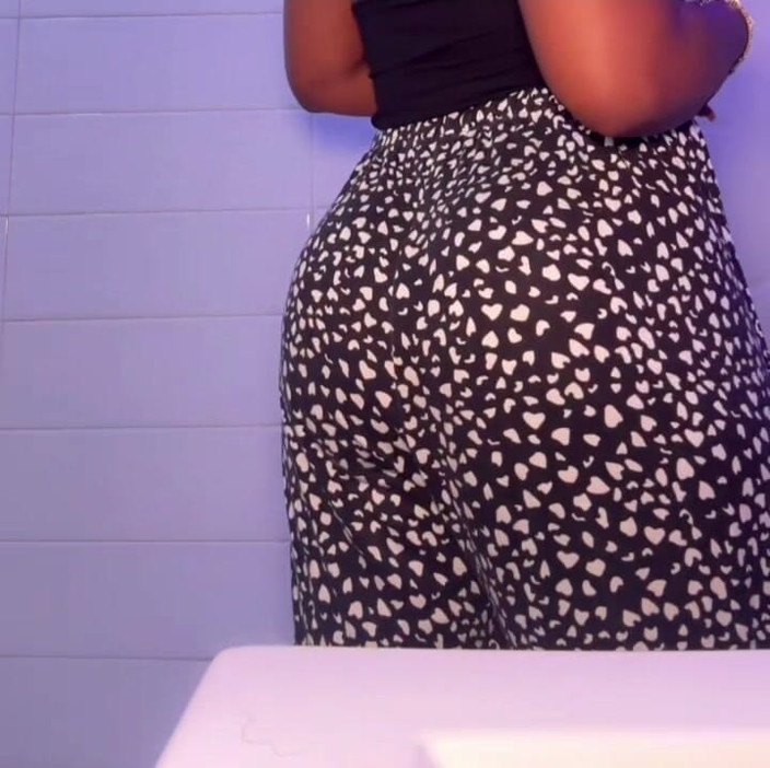 African Fart Queen: Pyjamas Kentut busuk lewat malam