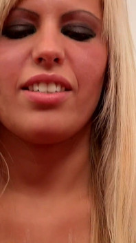 Scarlett March, MILF salope à sperme, reçoit des éjacs faciales dévergondée dans un gros trio blanc torride
