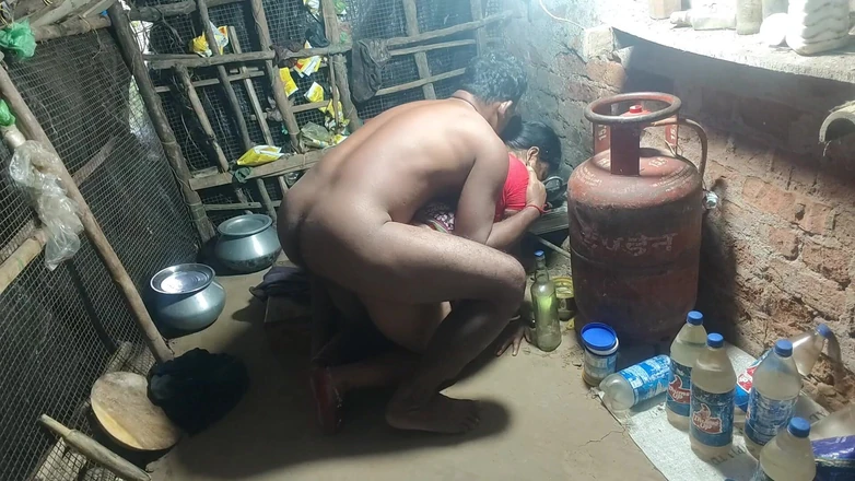 Raju Raju: Une demi-sœur nue se fait baiser dans la cuisine du...