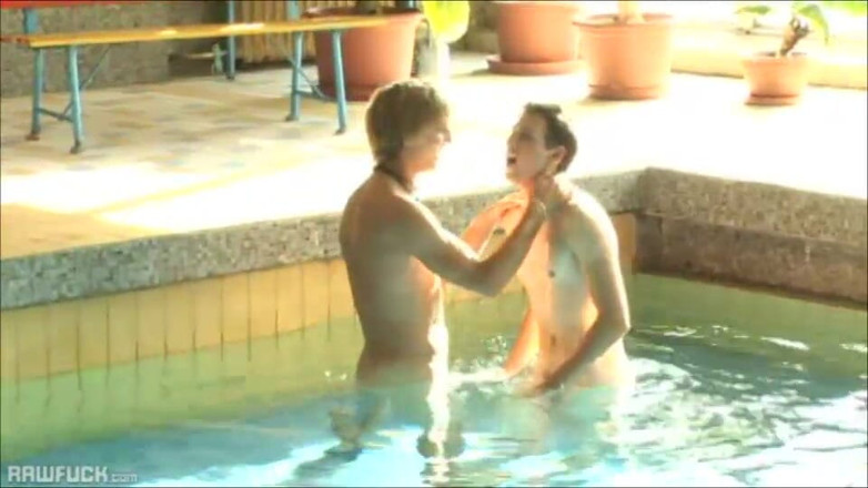 Raw Fuck: Grandes protuberâncias em suas marchas de natação