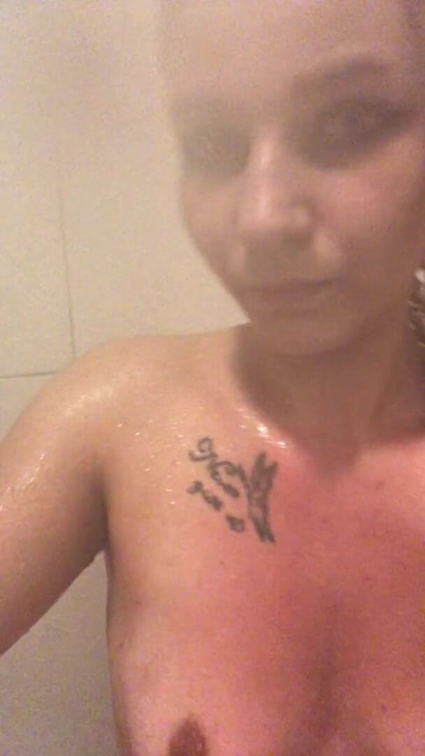 Boss catherinetatto: Vidéo maison en solo sous la douche en train de...