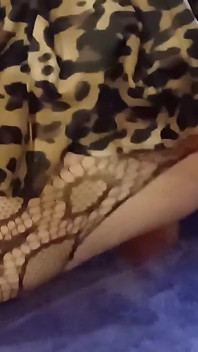 Majikan dominan ngentot bancinya pakai dildo