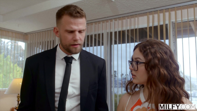 Milfy: Milfy Insatiable Holly uwodzi barmana i jego GF Leana