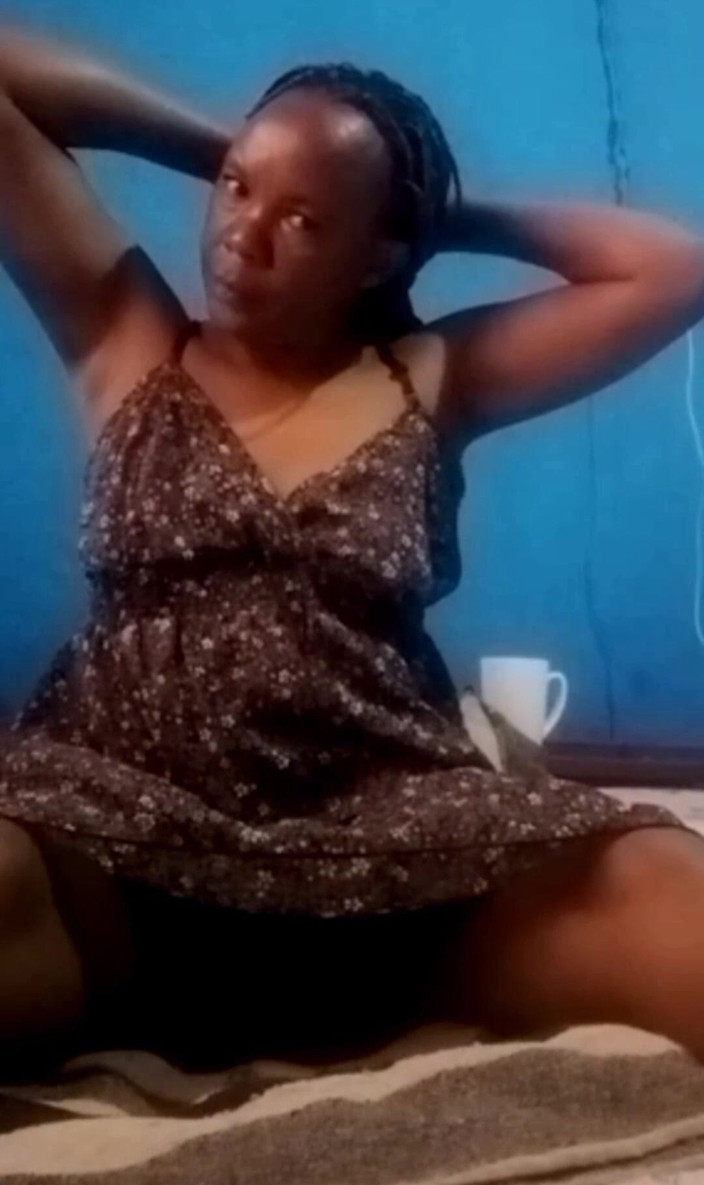 Sugarmama video call mutual masturbation: 彼女は自分の服を脱いで自慰行為をします