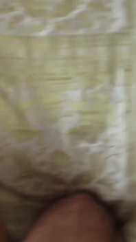Selena pose en blanc