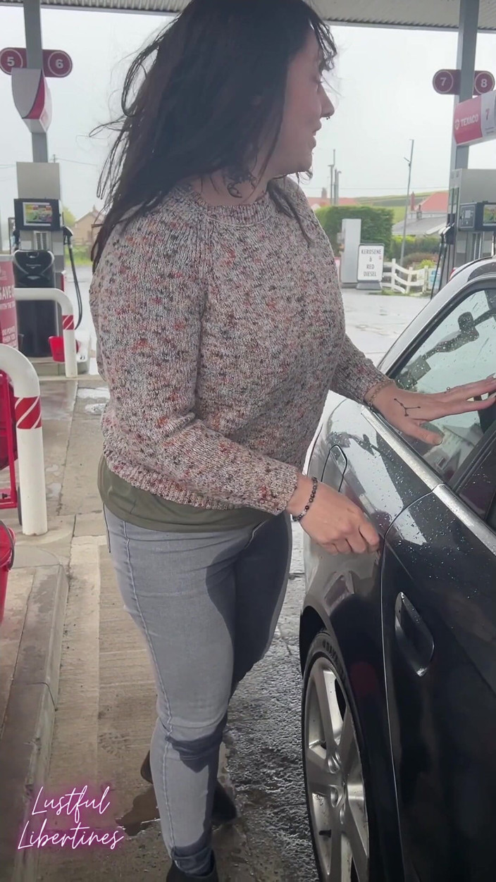 Lustful Libertines: Jeans Molhando Enquanto Eu Reenchi Meu Carro Na Estação - Dos...